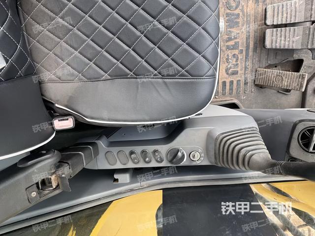 座椅右側(cè)控制臺/鑰匙門/油門/含右手柄(駕駛室部分) 座椅右側(cè)控制臺/鑰匙門/油門/含右手柄(駕駛室部分)
