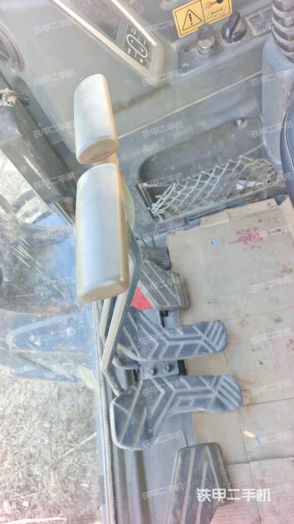 行走控制手柄和踏板?俯拍(駕駛室部分) 行走控制手柄和踏板?俯拍(駕駛室部分)