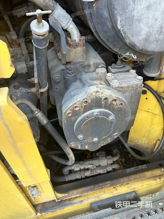 液壓泵艙室正面整體(整機外觀) 液壓泵艙室正面整體(整機外觀)