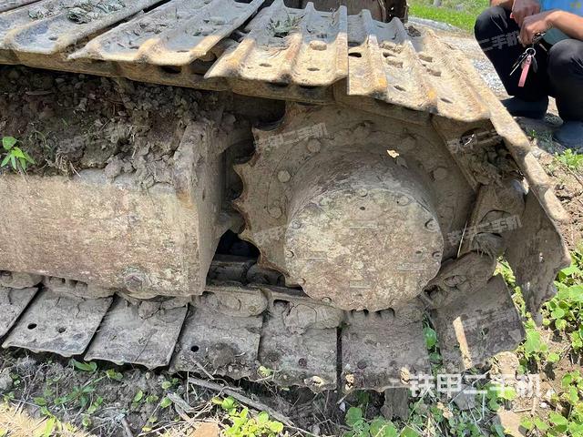 單側(cè)履帶整體(整機(jī)外觀) 單側(cè)履帶整體(整機(jī)外觀)