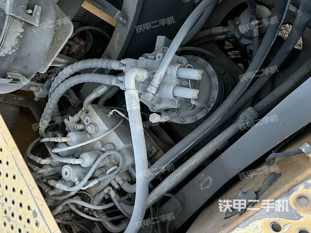 回转马达和主控阀(整机外观) 回转马达和主控阀(整机外观)