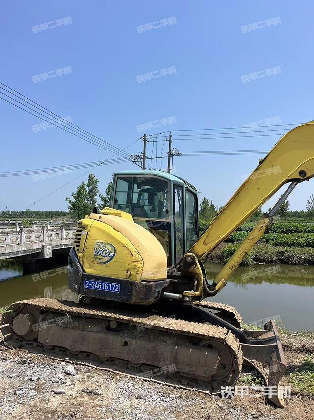 駕駛室頂部(整機(jī)外觀) 駕駛室頂部(整機(jī)外觀)