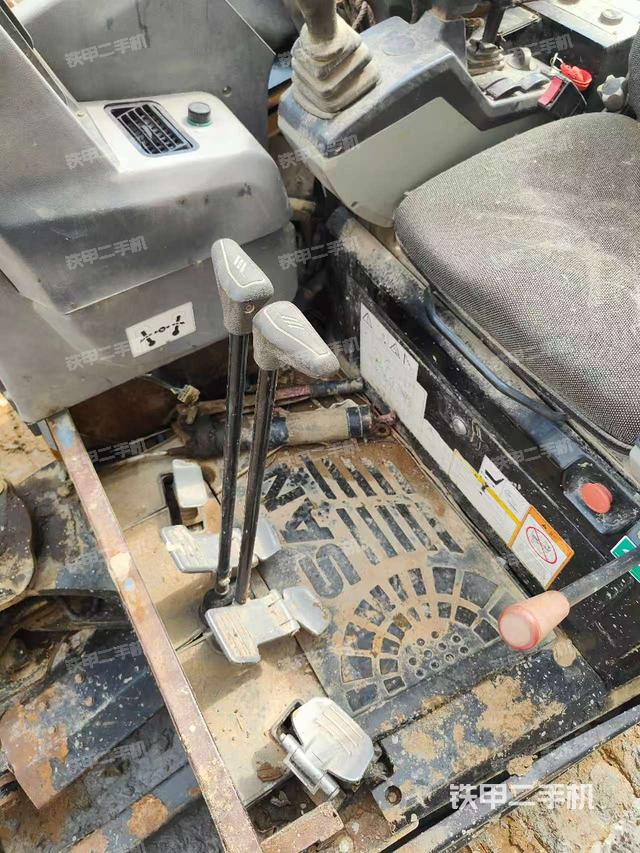 駕駛室頂部(整機外觀) 駕駛室頂部(整機外觀)