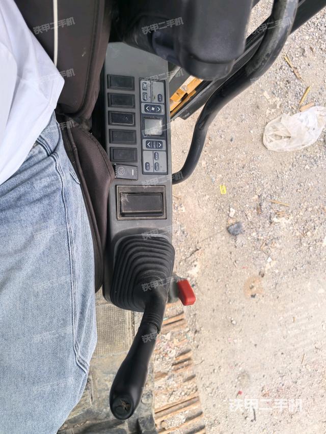 座椅左側(cè)控制臺/音響/含左手柄(駕駛室部分) 座椅左側(cè)控制臺/音響/含左手柄(駕駛室部分)