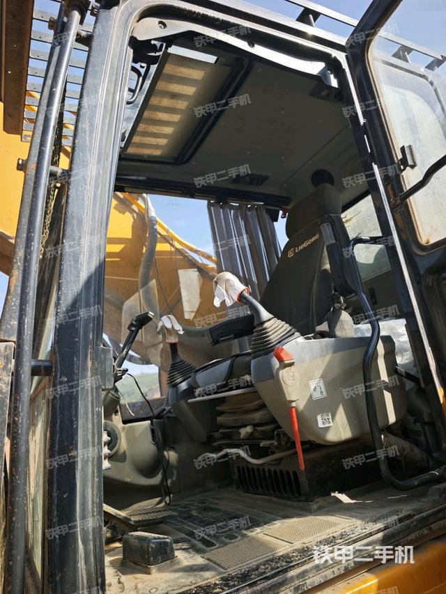 驾驶室整体(整机外观) 驾驶室整体(整机外观)