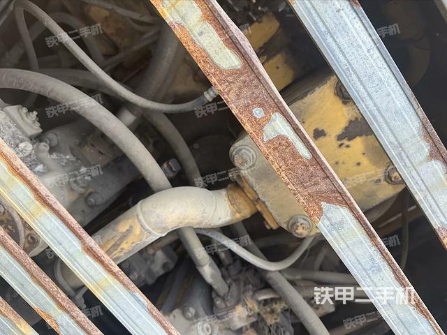 回轉(zhuǎn)馬達(dá)和主控閥(整機(jī)外觀) 回轉(zhuǎn)馬達(dá)和主控閥(整機(jī)外觀)