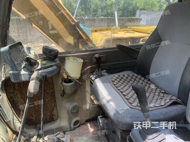 駕駛室整體(整機(jī)外觀) 駕駛室整體(整機(jī)外觀)