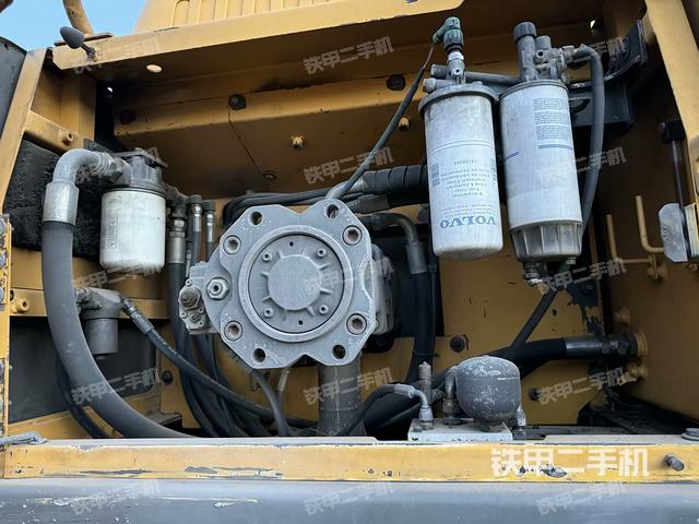 液压泵舱室正面整体(整机外观) 液压泵舱室正面整体(整机外观)