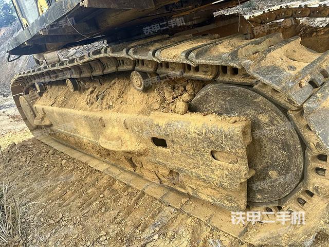 單側(cè)履帶整體(整機(jī)外觀) 單側(cè)履帶整體(整機(jī)外觀)