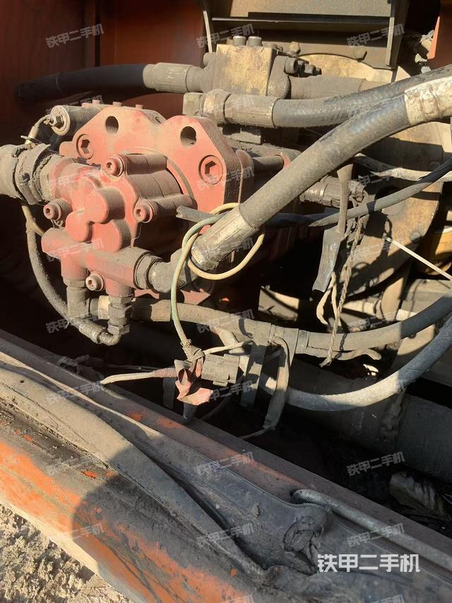 液壓泵艙室正面整體(整機(jī)外觀) 液壓泵艙室正面整體(整機(jī)外觀)