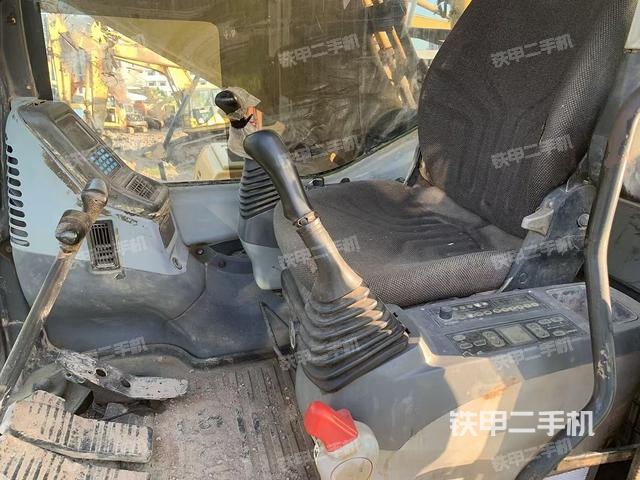 駕駛室整體(整機(jī)外觀) 駕駛室整體(整機(jī)外觀)
