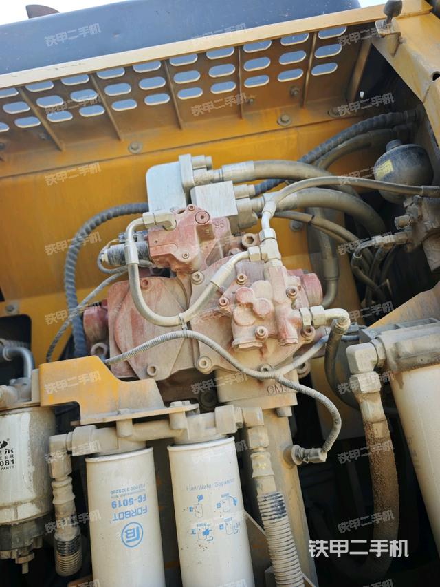 液压泵舱室正面整体(整机外观) 液压泵舱室正面整体(整机外观)