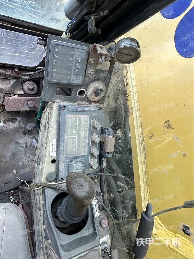 駕駛室整體(整機(jī)外觀) 駕駛室整體(整機(jī)外觀)