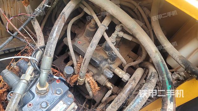 回转马达和主控阀（整机外观）