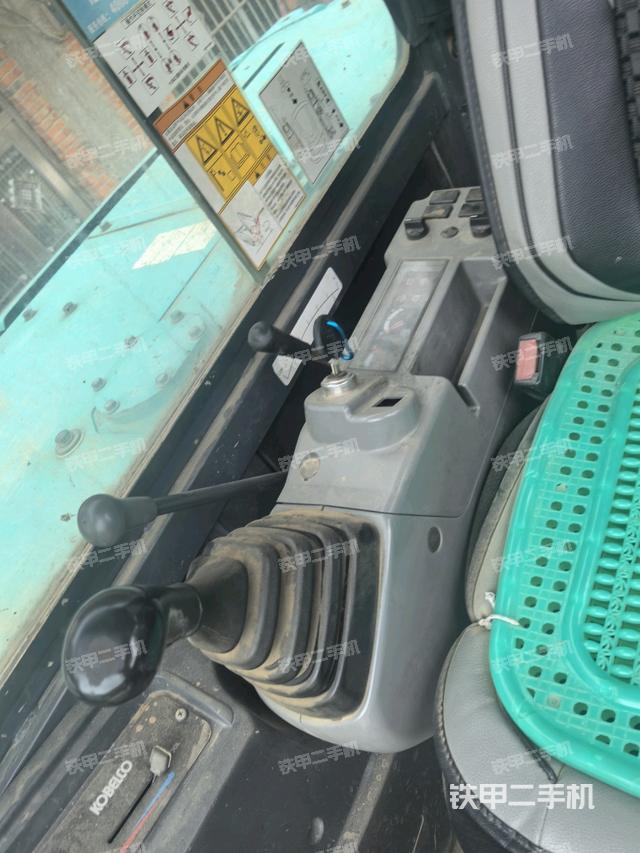 座椅左側(cè)控制臺/音響/含左手柄(駕駛室部分) 座椅左側(cè)控制臺/音響/含左手柄(駕駛室部分)