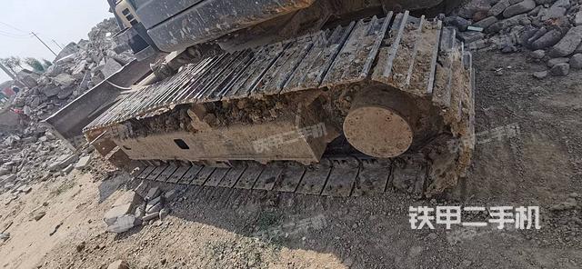 單側(cè)履帶整體(整機(jī)外觀) 單側(cè)履帶整體(整機(jī)外觀)