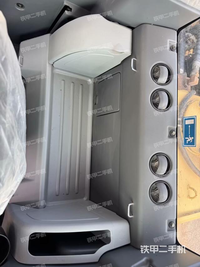 行走控制手柄和踏板?俯拍(駕駛室部分) 行走控制手柄和踏板?俯拍(駕駛室部分)