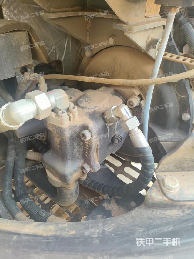 液壓泵艙室正面整體(整機(jī)外觀) 液壓泵艙室正面整體(整機(jī)外觀)