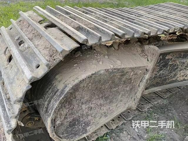 單側(cè)履帶整體(整機(jī)外觀) 單側(cè)履帶整體(整機(jī)外觀)