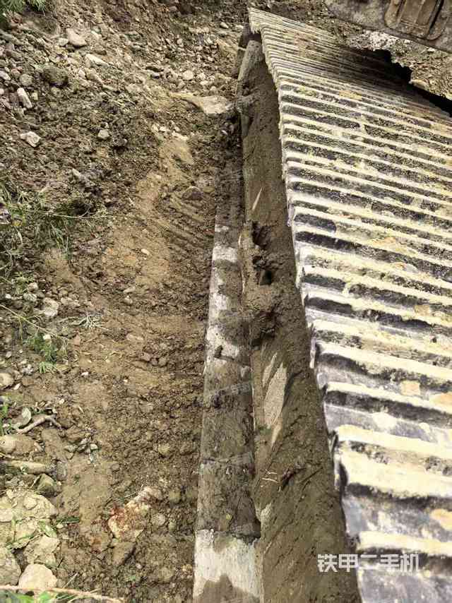 单侧履带整体(整机外观) 单侧履带整体(整机外观)