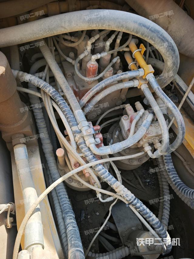 回转马达和主控阀(整机外观) 回转马达和主控阀(整机外观)