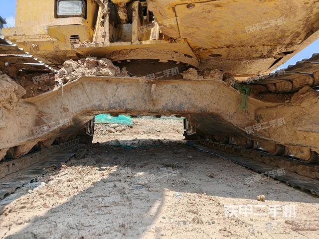 轉(zhuǎn)盤和下車架正前（工作和回轉(zhuǎn)裝置）