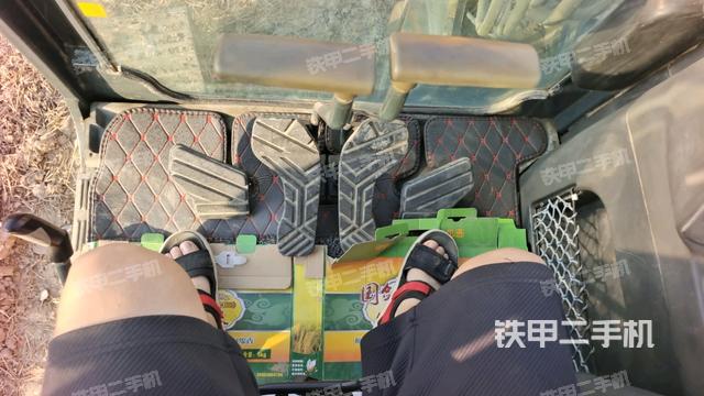 行走控制手柄和踏板?俯拍(駕駛室部分) 行走控制手柄和踏板?俯拍(駕駛室部分)