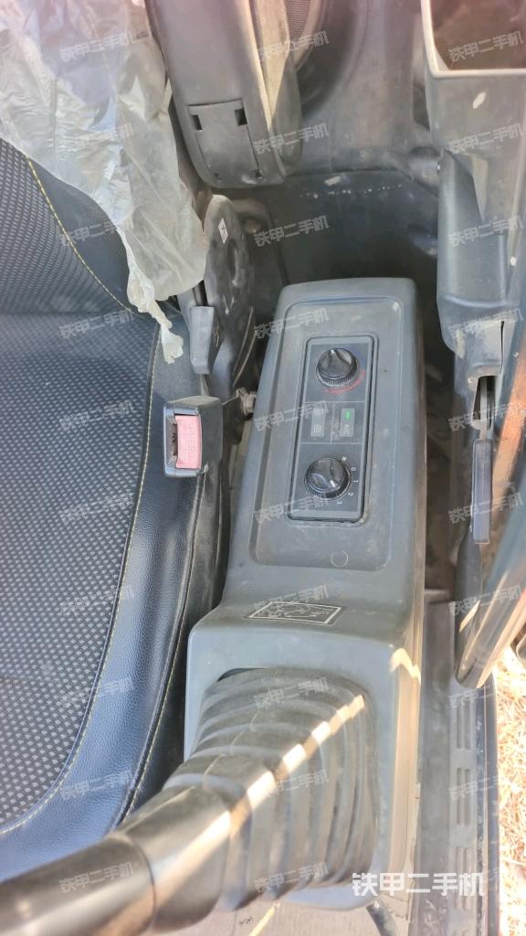座椅左側(cè)控制臺/音響/含左手柄(駕駛室部分) 座椅左側(cè)控制臺/音響/含左手柄(駕駛室部分)