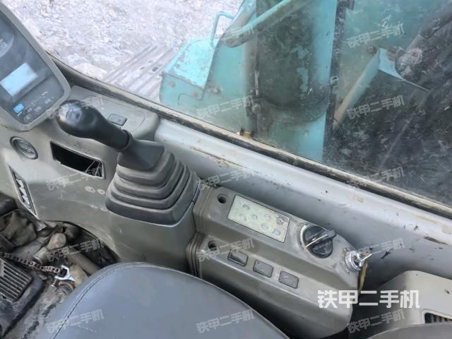 行走控制手柄和踏板?俯拍(駕駛室部分) 行走控制手柄和踏板?俯拍(駕駛室部分)