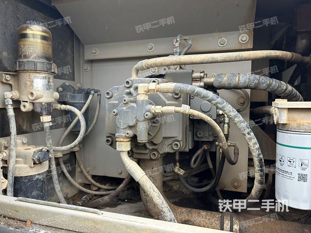 液壓泵艙室正面整體(整機外觀) 液壓泵艙室正面整體(整機外觀)
