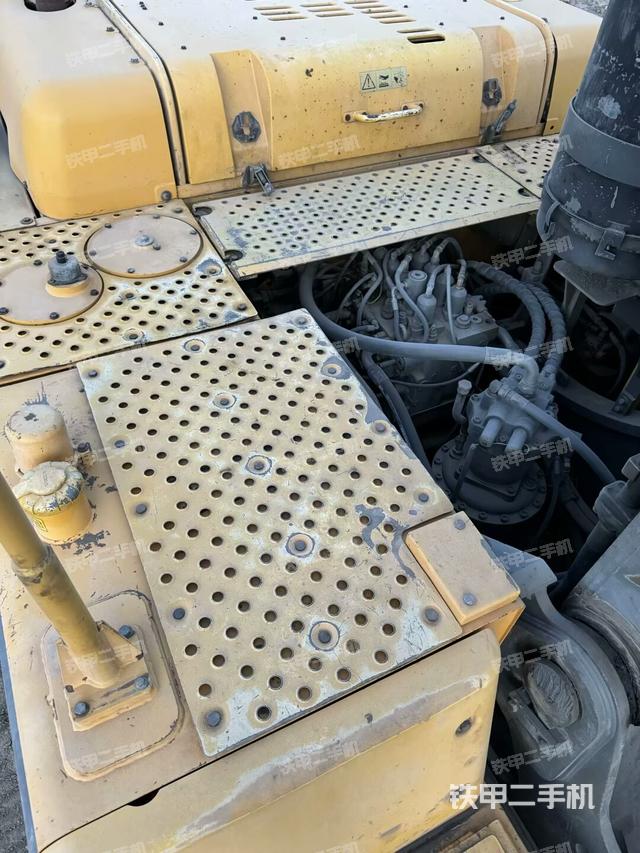 驾驶室顶部(整机外观) 驾驶室顶部(整机外观)