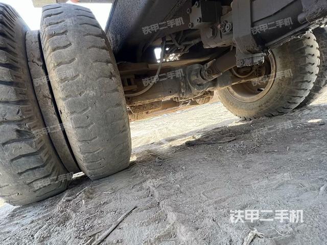 單側(cè)履帶整體(整機(jī)外觀) 單側(cè)履帶整體(整機(jī)外觀)