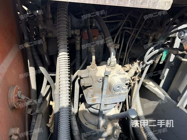 回轉(zhuǎn)馬達(dá)和主控閥(整機(jī)外觀) 回轉(zhuǎn)馬達(dá)和主控閥(整機(jī)外觀)