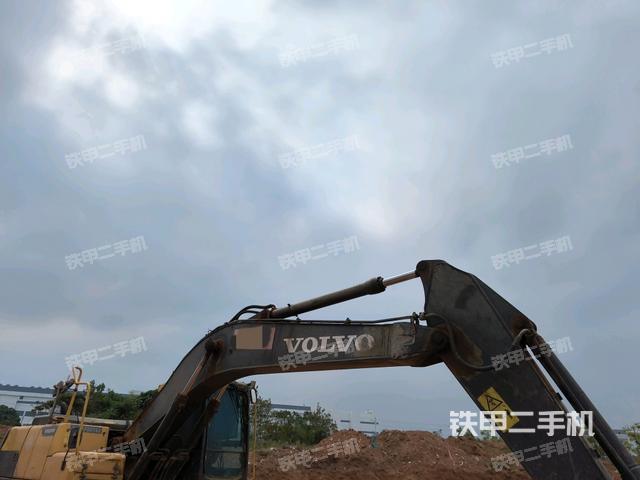 轉(zhuǎn)盤和下車架正前(工作和回轉(zhuǎn)裝置) 轉(zhuǎn)盤和下車架正前(工作和回轉(zhuǎn)裝置)