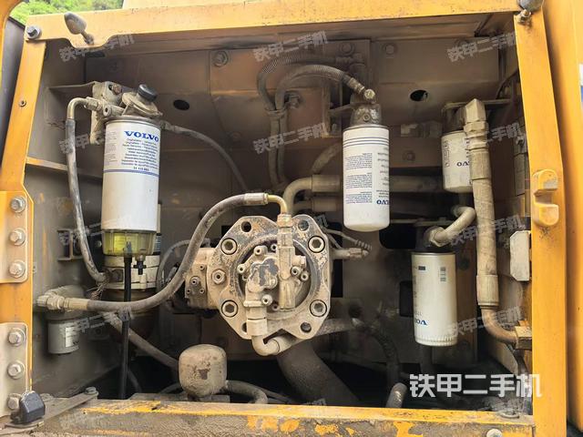 液压泵舱室正面整体(整机外观) 液压泵舱室正面整体(整机外观)