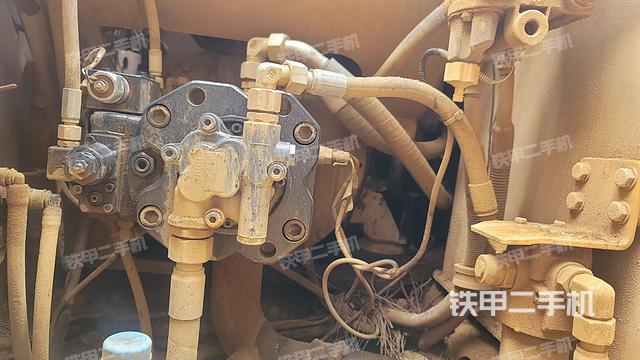 液压泵舱室正面整体（整机外观）