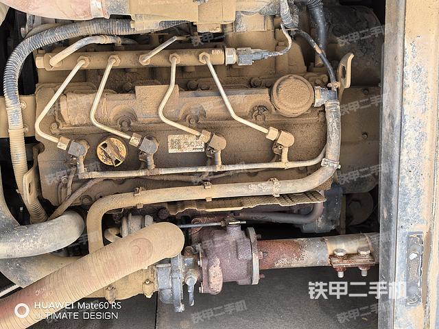 回转马达和主控阀(整机外观) 回转马达和主控阀(整机外观)