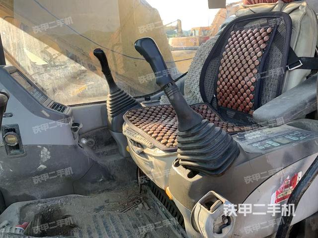 駕駛室整體(整機(jī)外觀) 駕駛室整體(整機(jī)外觀)