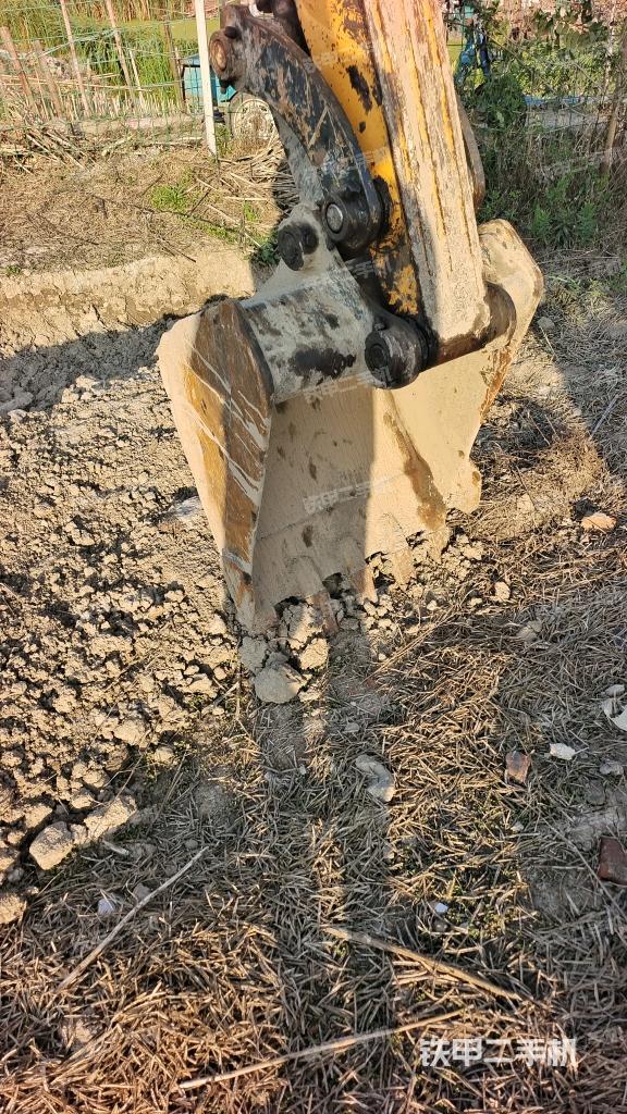 鏟斗右后整體(工作和回轉(zhuǎn)裝置) 鏟斗右后整體(工作和回轉(zhuǎn)裝置)