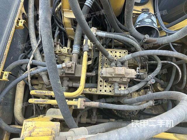 回轉(zhuǎn)馬達和主控閥(整機外觀) 回轉(zhuǎn)馬達和主控閥(整機外觀)