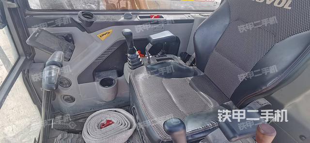 駕駛室整體(整機(jī)外觀) 駕駛室整體(整機(jī)外觀)