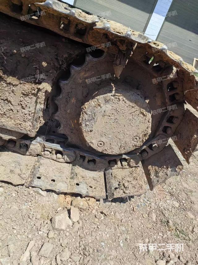 單側(cè)履帶整體(整機外觀) 單側(cè)履帶整體(整機外觀)