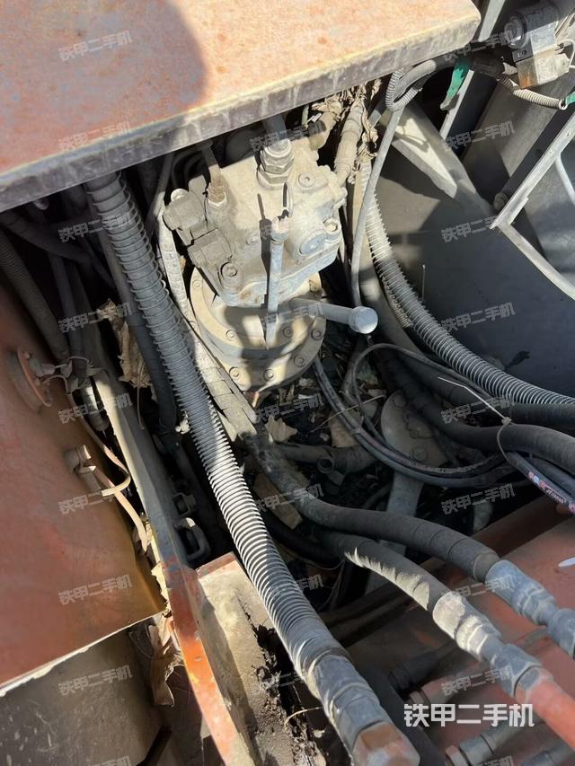 液壓泵艙室正面整體(整機(jī)外觀) 液壓泵艙室正面整體(整機(jī)外觀)