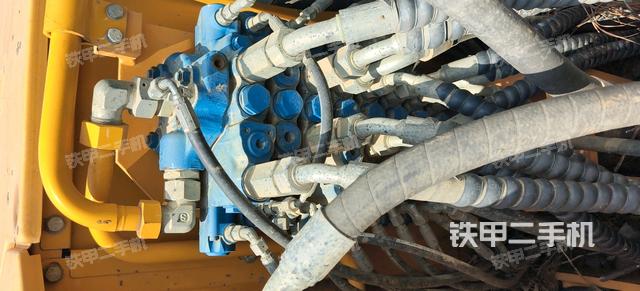 回轉(zhuǎn)馬達(dá)和主控閥(整機(jī)外觀) 回轉(zhuǎn)馬達(dá)和主控閥(整機(jī)外觀)