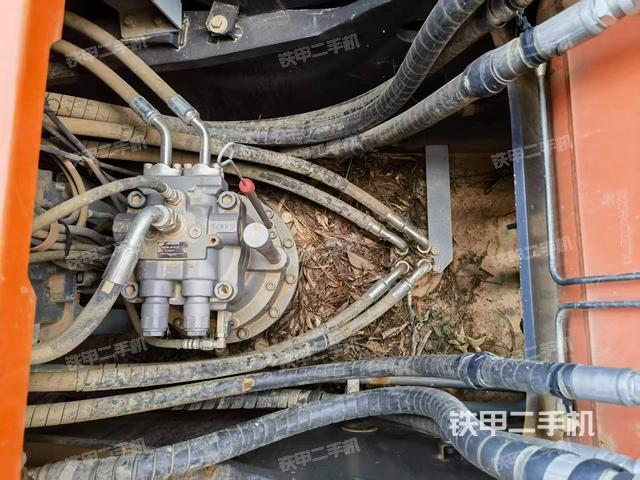 回转马达和主控阀（整机外观）