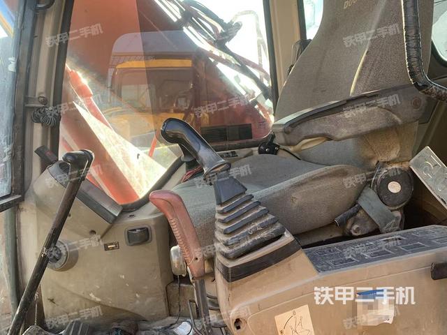 駕駛室整體(整機(jī)外觀) 駕駛室整體(整機(jī)外觀)
