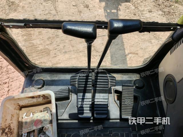 行走控制手柄和踏板?俯拍（駕駛室部分）