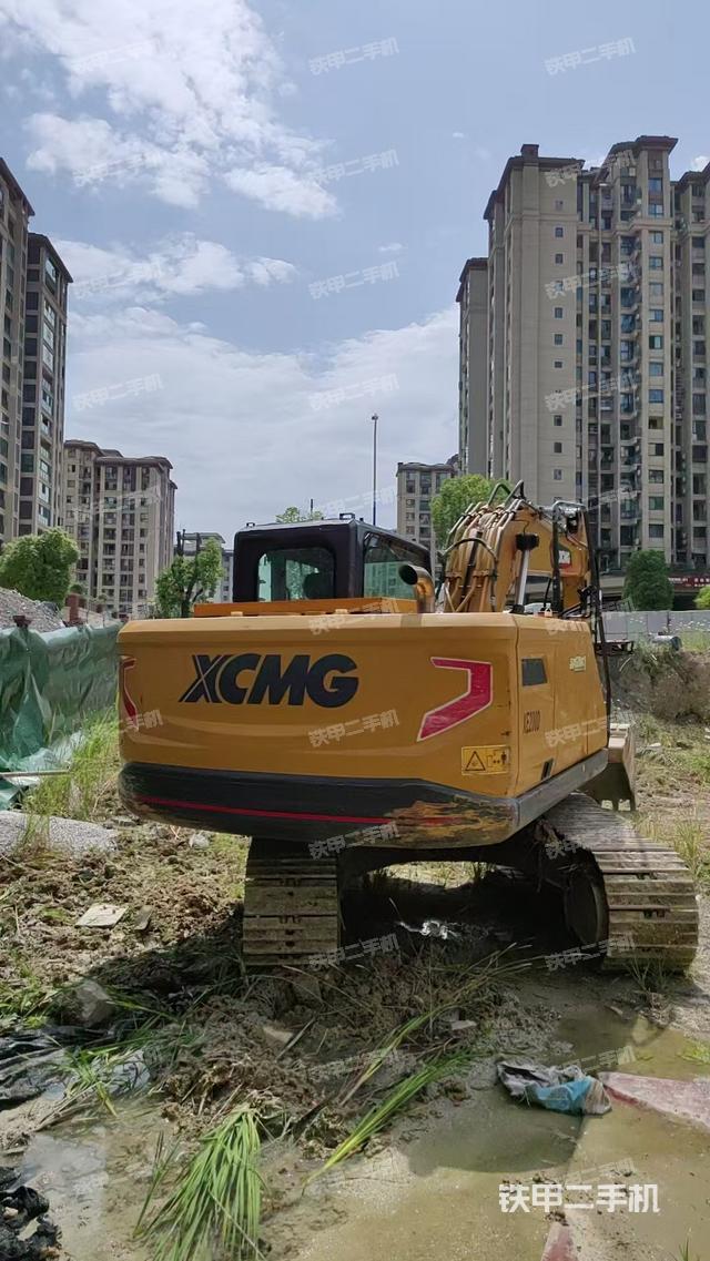 駕駛室頂部(整機(jī)外觀) 駕駛室頂部(整機(jī)外觀)