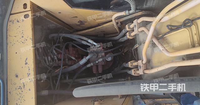 回转马达和主控阀(整机外观) 回转马达和主控阀(整机外观)