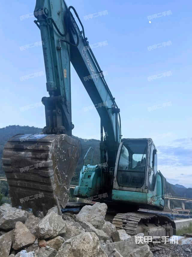 神鋼SK200U挖掘機(jī)